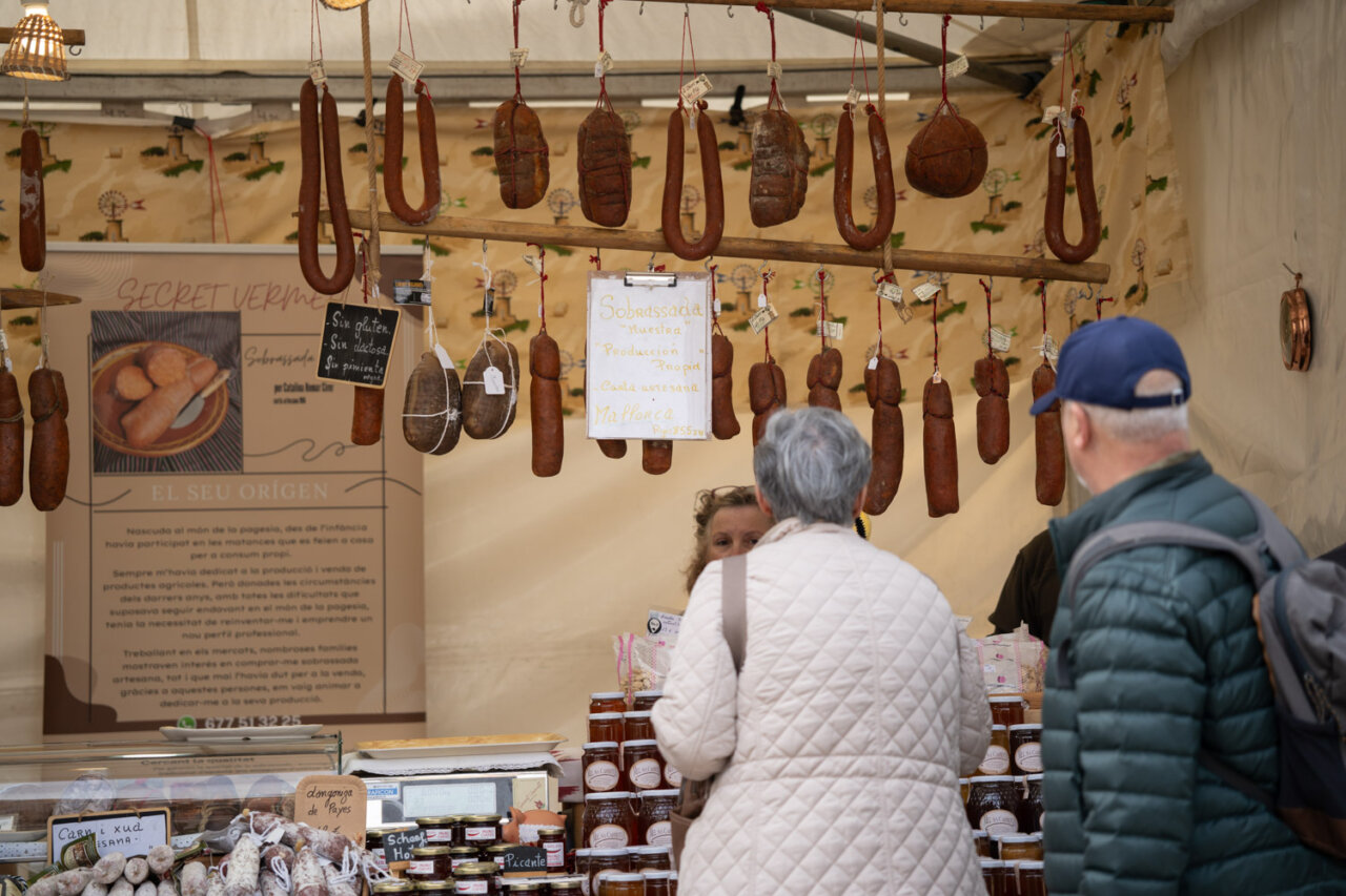 Puestos de un mercado con productos locales en Baleares
