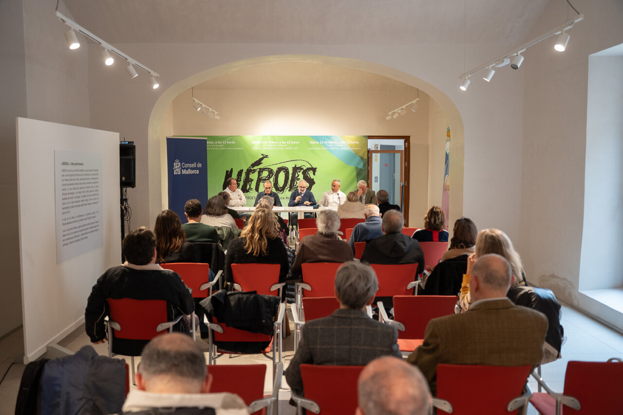 Mesa redonda sobre h&eacute;roes en el evento de Luca Monzani en N&aacute;utica.