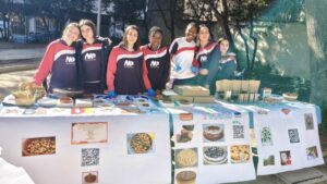 Estudiantes en una muestra de cocina mallorquina con platos típicos