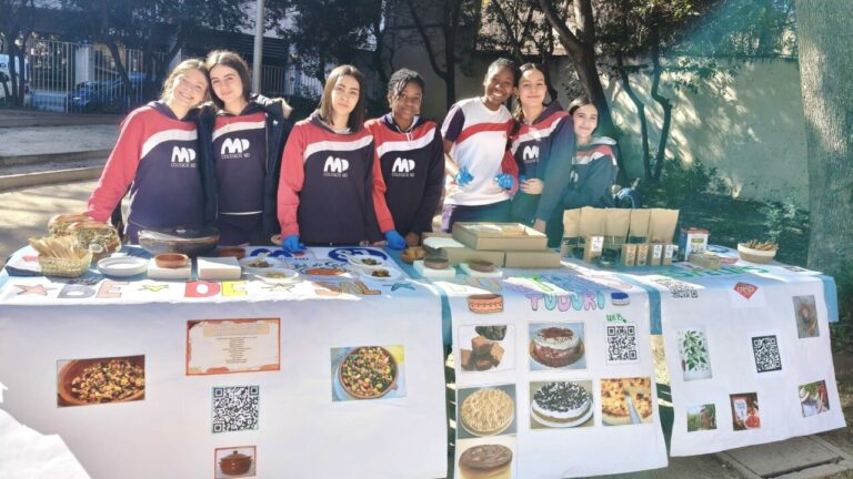 Estudiantes en una muestra de cocina mallorquina con platos t&iacute;picos