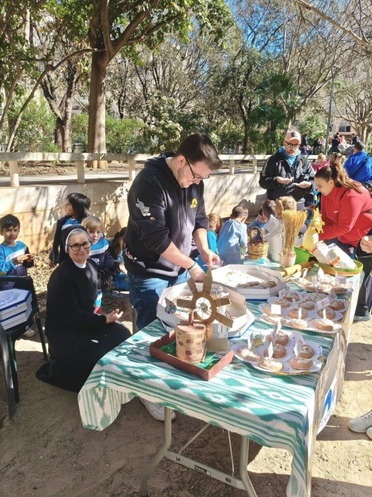 Participantes en una muestra de cocina mallorquina en un colegio