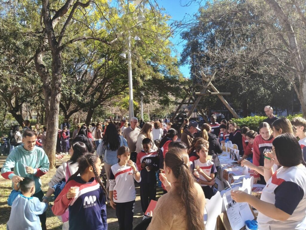 Estudiantes participando en una muestra de cocina mallorquina en el colegio