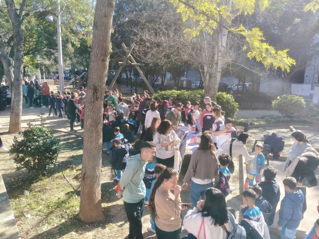 Evento de cocina mallorquina con ni&ntilde;os y adultos en un colegio