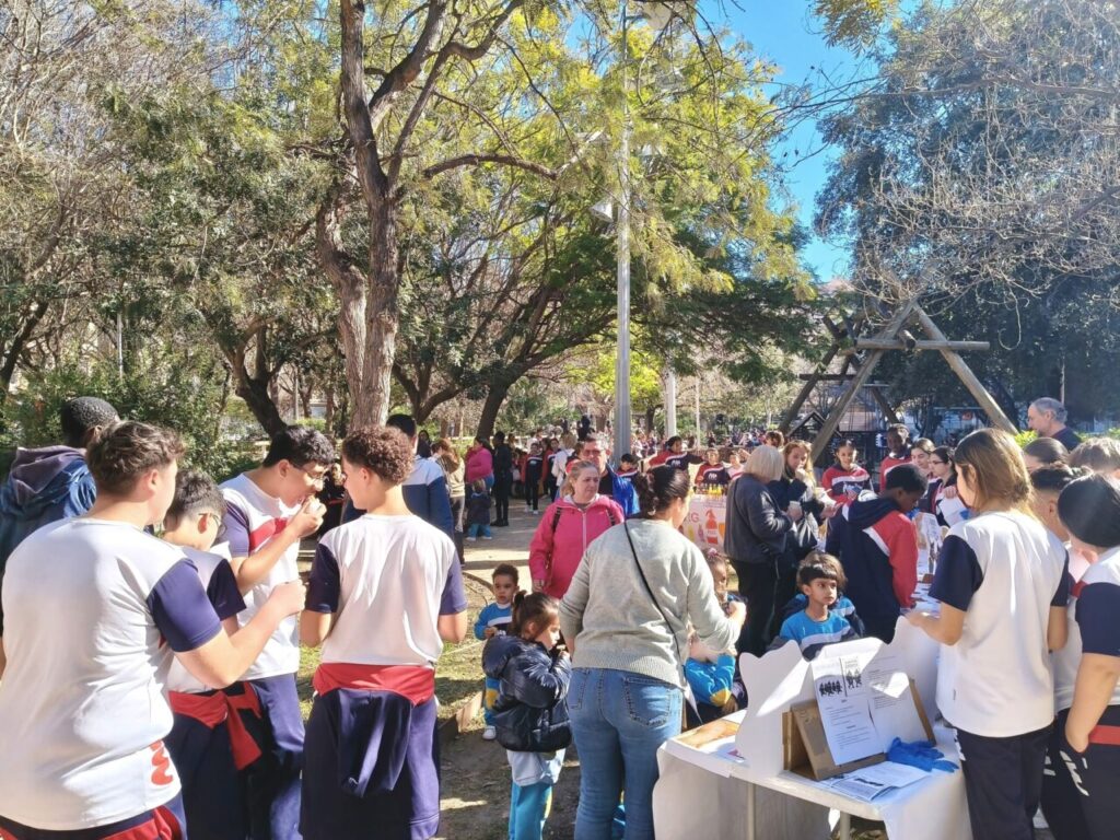 Estudiantes y familias en evento de cocina mallorquina en colegio