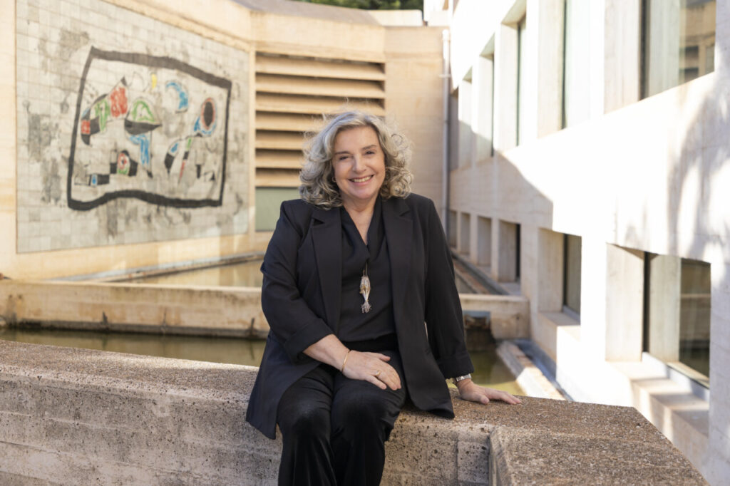 Ant&ograve;nia Maria Perell&oacute; posando en la Fundaci&oacute; Pilar i Joan Mir&oacute;