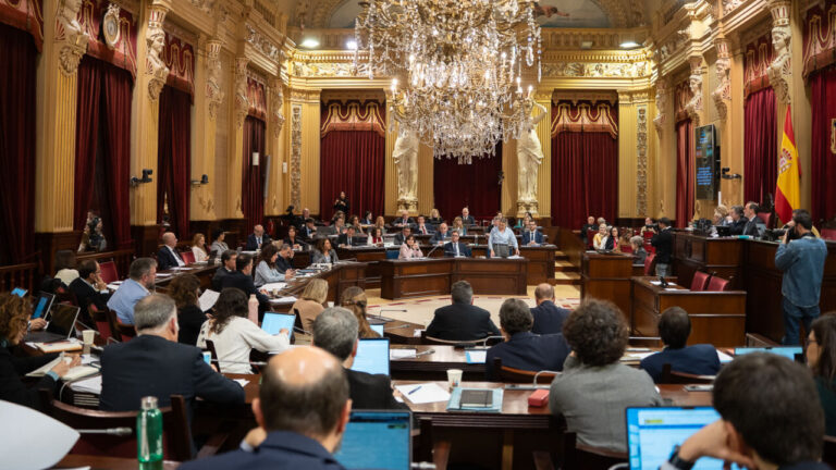 El Parlament aprueba la propuesta para prohibir el burka en espacios p&uacute;blicos