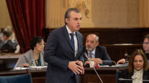 Un pol&iacute;tico hablando en el Parlamento durante una sesi&oacute;n
