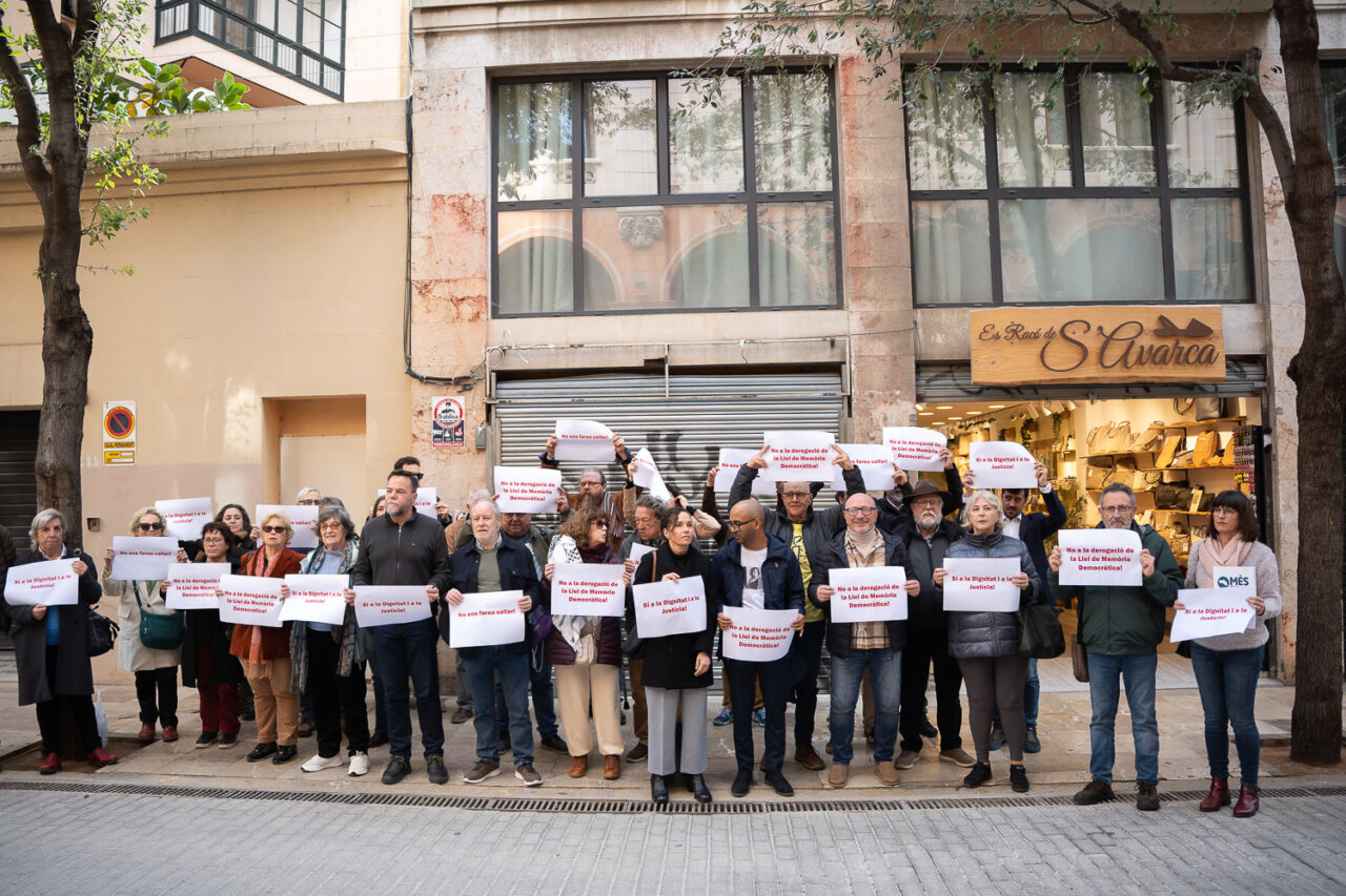 Grupo de personas sosteniendo pancartas en una manifestaci&oacute;n frente al Parlament