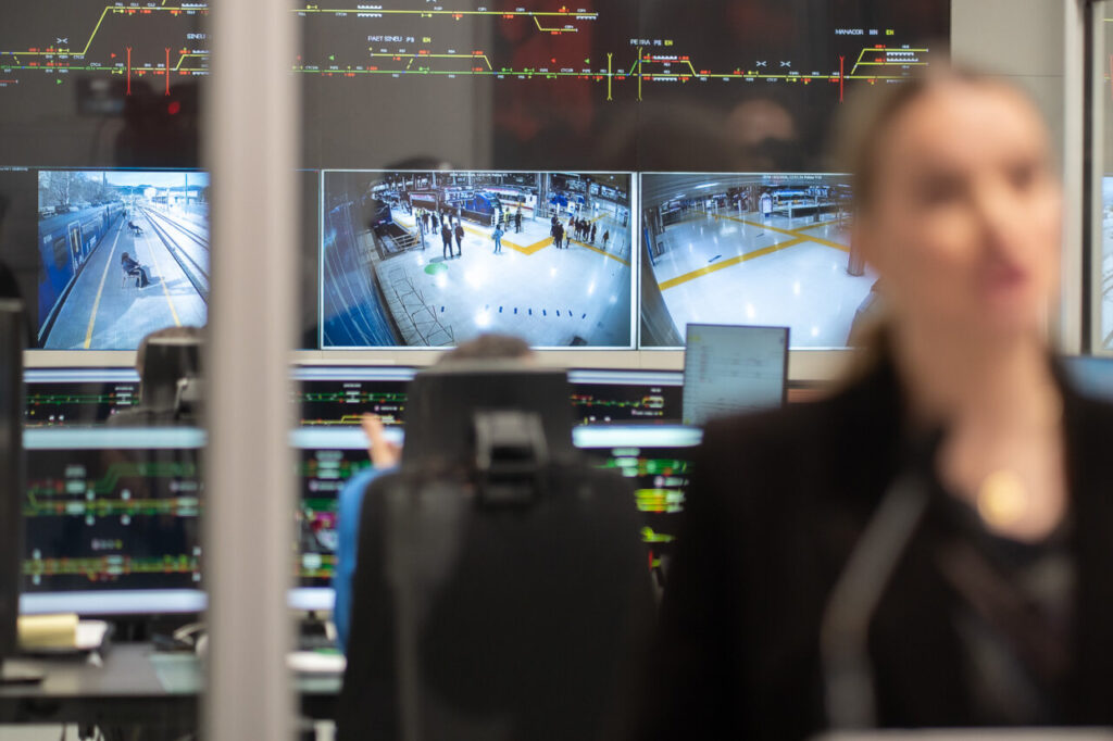 Monitores mostrando el sistema de seguridad ferroviaria en acci&oacute;n