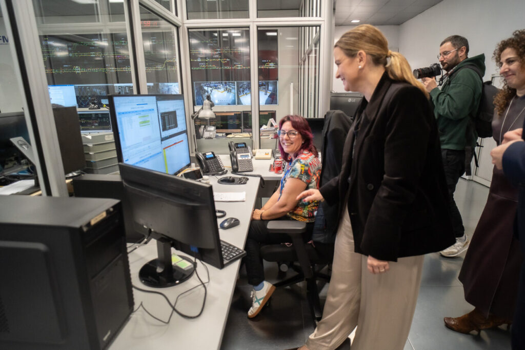 Funcionarios revisando el nuevo sistema de seguridad ferroviaria en un centro de control