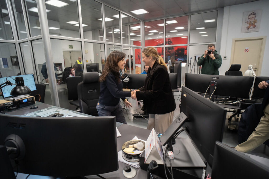 Funcionarios se saludan durante la presentaci&oacute;n del sistema ERTMS en el centro de control.