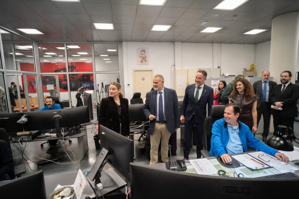 Funcionarios observan el nuevo sistema de seguridad ferroviaria en el centro de tr&aacute;fico.