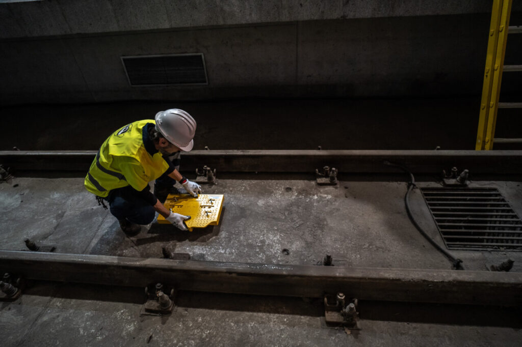 T&eacute;cnico revisando el sistema de seguridad ferroviaria en las v&iacute;as
