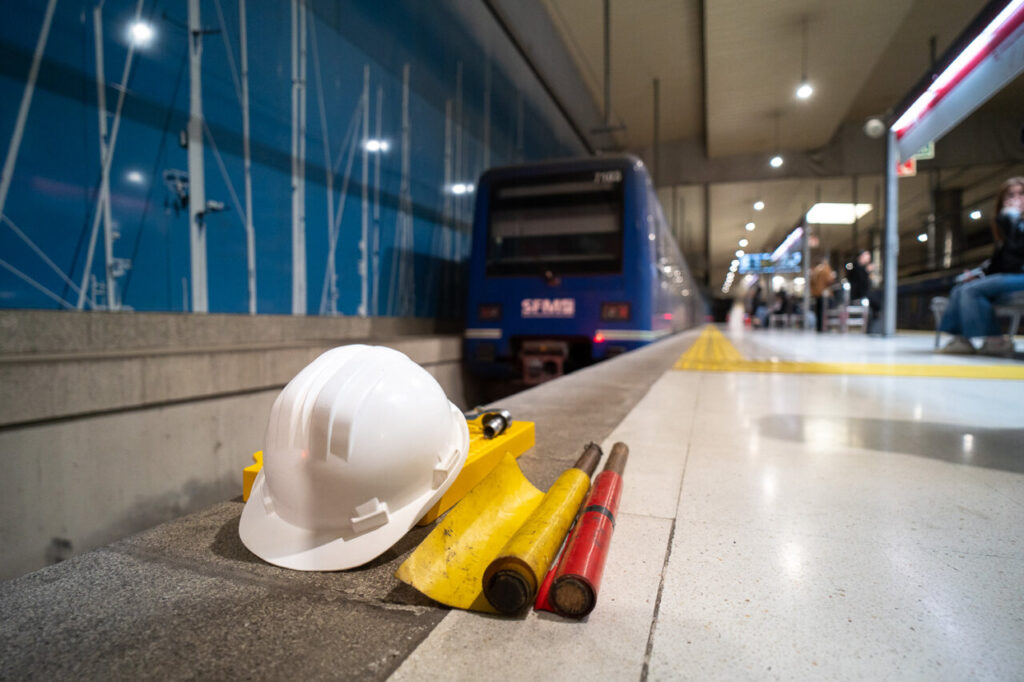 Casco de seguridad y herramientas en una estaci&oacute;n de tren