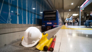 Casco de seguridad y herramientas en una estaci&oacute;n de tren