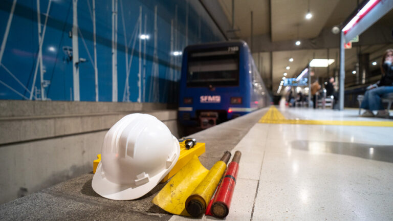 Casco de seguridad y herramientas en una estaci&oacute;n de tren