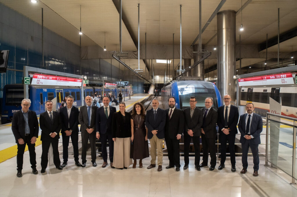 Grupo de personas en la presentaci&oacute;n del sistema ERTMS en una estaci&oacute;n de tren