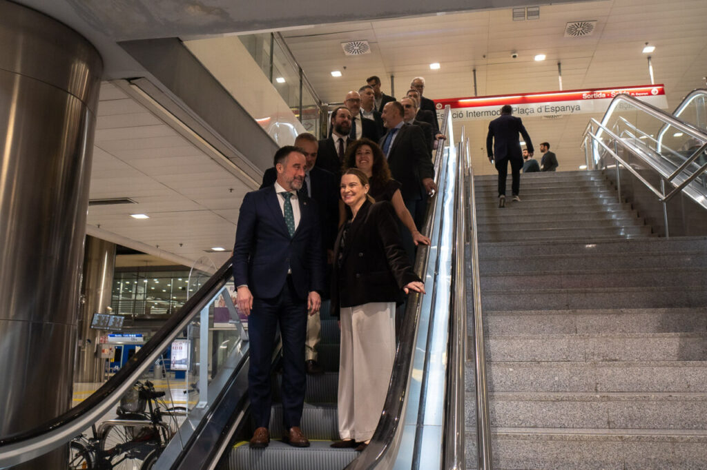 Funcionarios y representantes en la presentaci&oacute;n del sistema ERTMS en una estaci&oacute;n de tren.