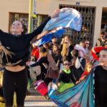 Participantes del concurso de carteles en Sa Rua de Calvià celebrando con disfraces coloridos.