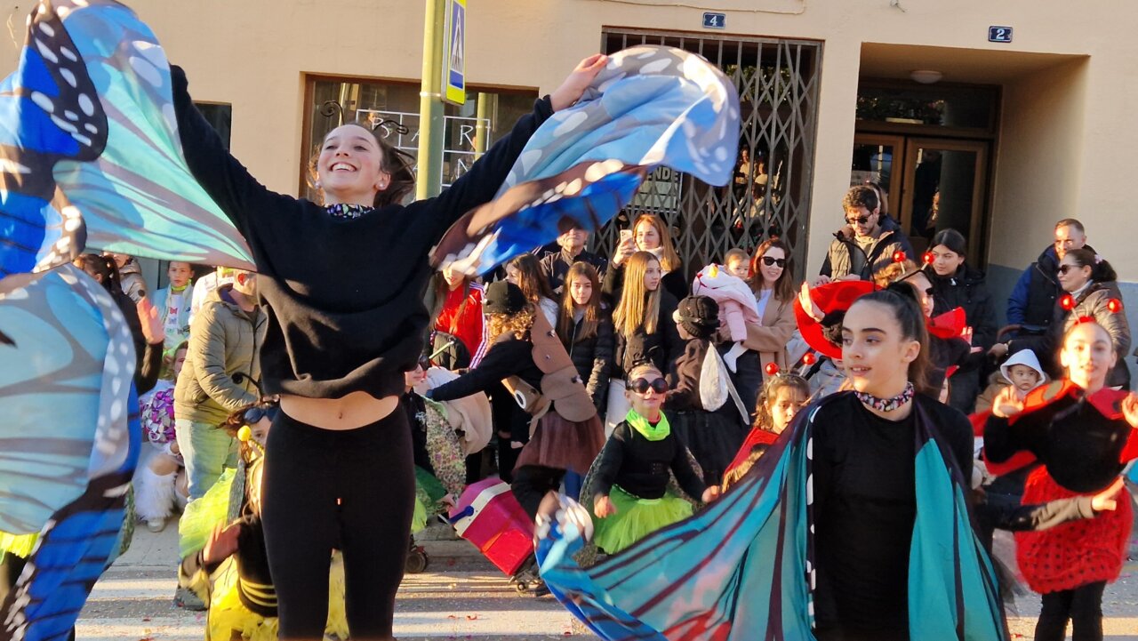 Participantes del concurso de carteles en Sa Rua de Calvi&agrave; celebrando con disfraces coloridos.