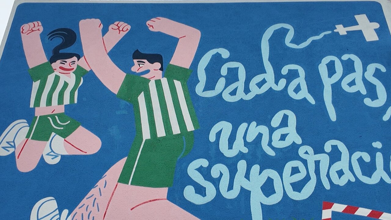 Mural de arte urbano que promueve valores deportivos en Calvi&agrave;