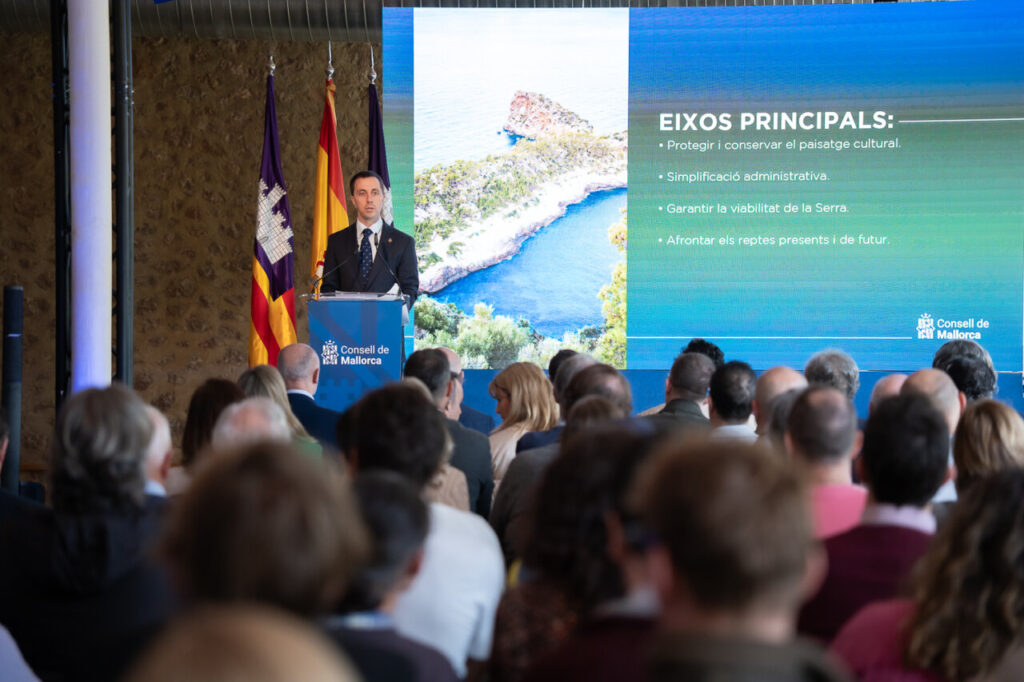 Vista de la Sierra de Tramuntana en Mallorca con un ponente en primer plano