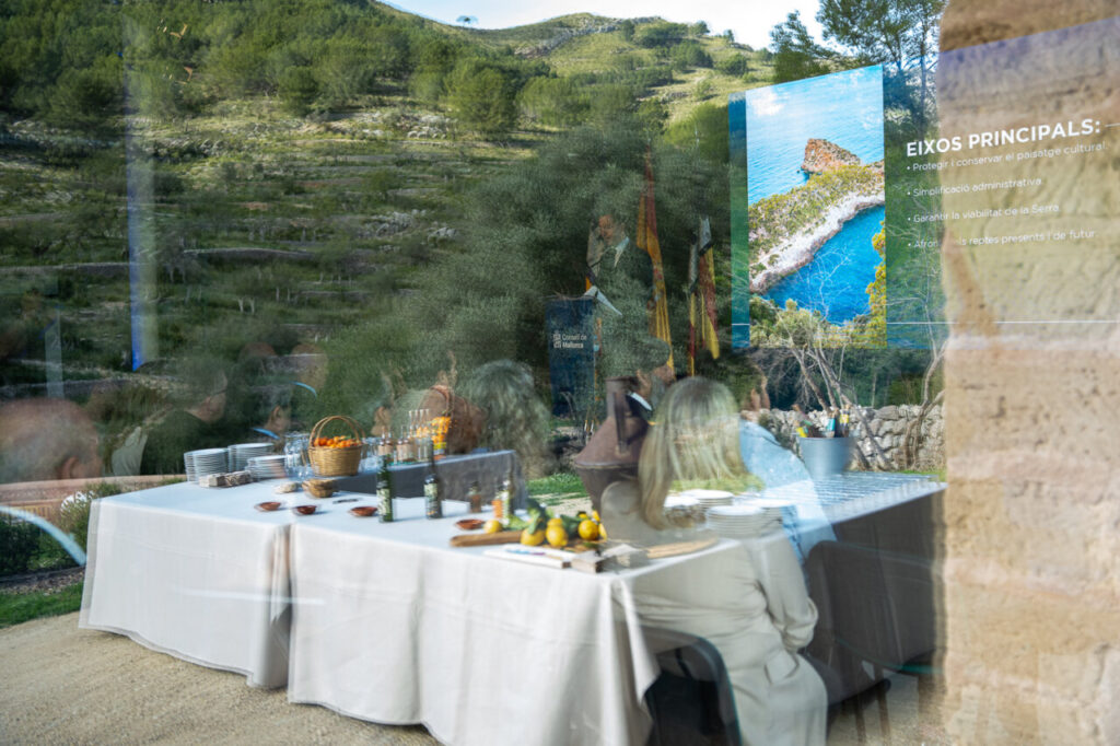 Evento en la Sierra de Tramuntana con mesa y presentaci&oacute;n