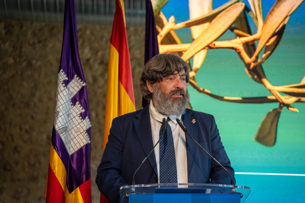 Vista de la Sierra de Tramuntana en Mallorca con vegetaci&oacute;n