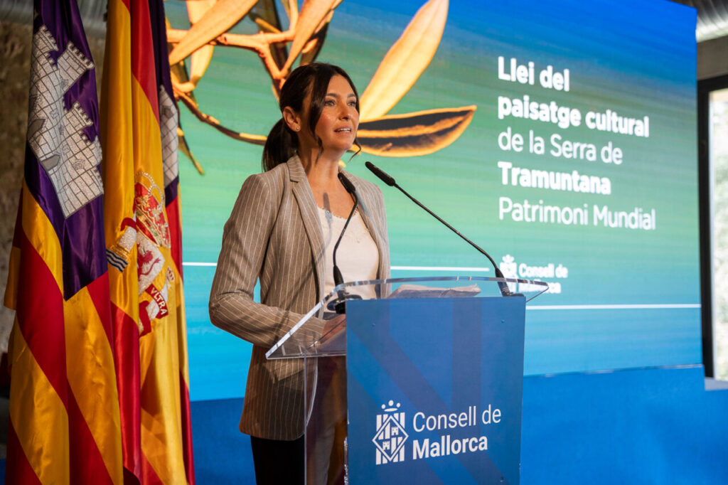 Mujer hablando en un evento sobre la Sierra de Tramuntana