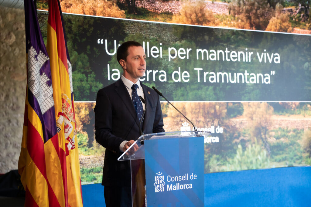 Un hombre hablando en un evento sobre la Sierra de Tramuntana