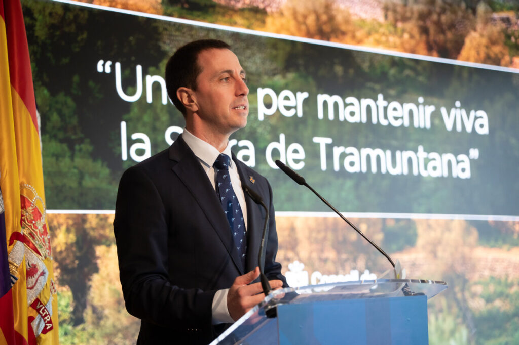 Hombre hablando sobre la Sierra de Tramuntana en un evento
