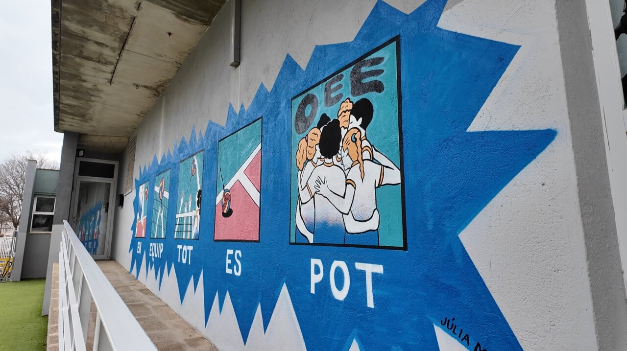 Mural de arte urbano en Calvi&agrave; promoviendo valores deportivos.