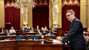Toni Costa hablando en el parlamento con p&uacute;blico atento