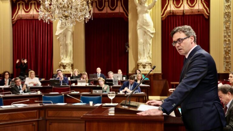 Toni Costa hablando en el parlamento con p&uacute;blico atento