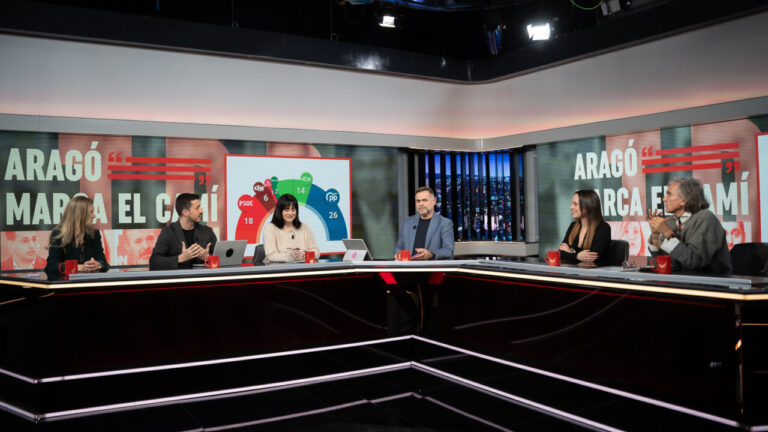 Panel de discusión en el programa Torn de Paraula con gráficos