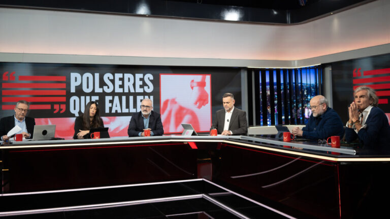 Panel de discusi&oacute;n en el programa Torn de Paraula con varios presentadores