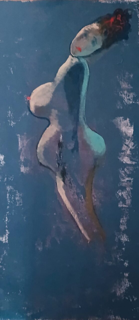 Pintura abstracta de una figura femenina en tonos azules y rojos
