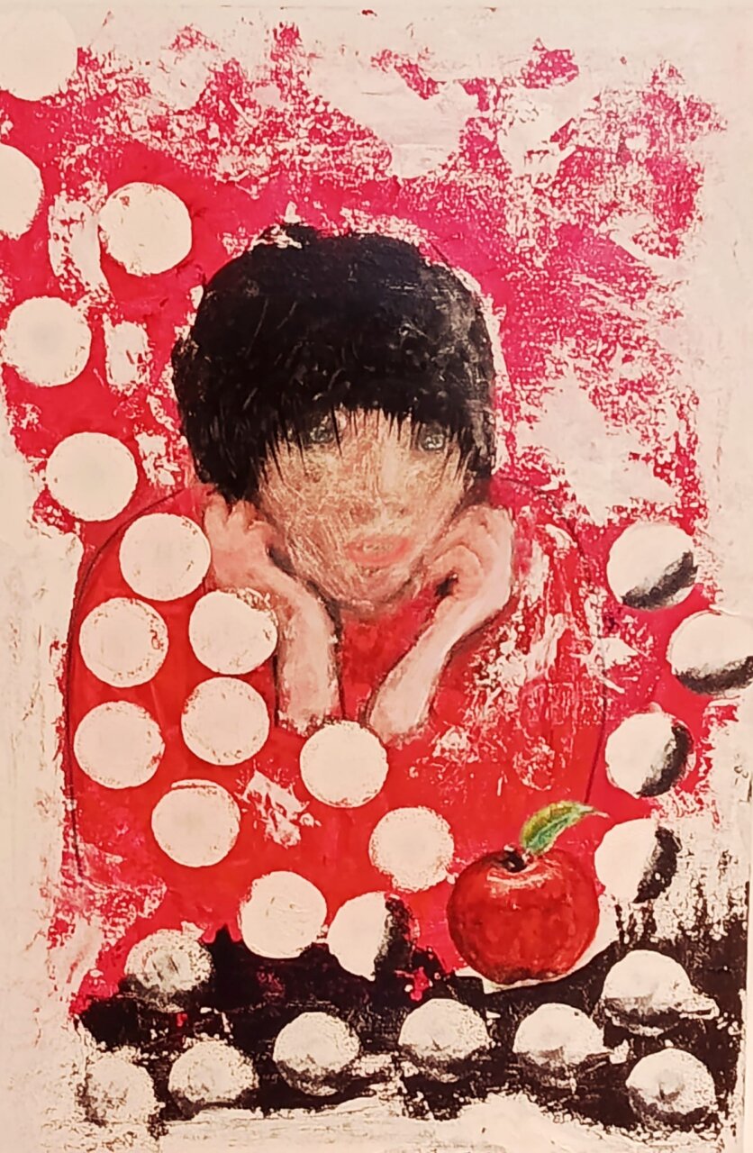 Retrato art&iacute;stico de una figura con fondo rojo y c&iacute;rculos blancos.