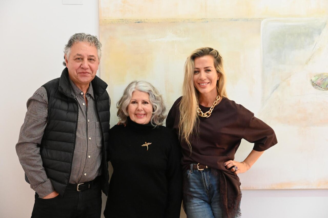 Marta Muniesa con dos personas en una galer&iacute;a de arte