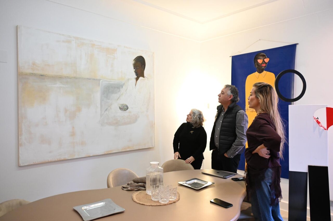 Marta Muniesa y otros observando una obra de arte en una galer&iacute;a.