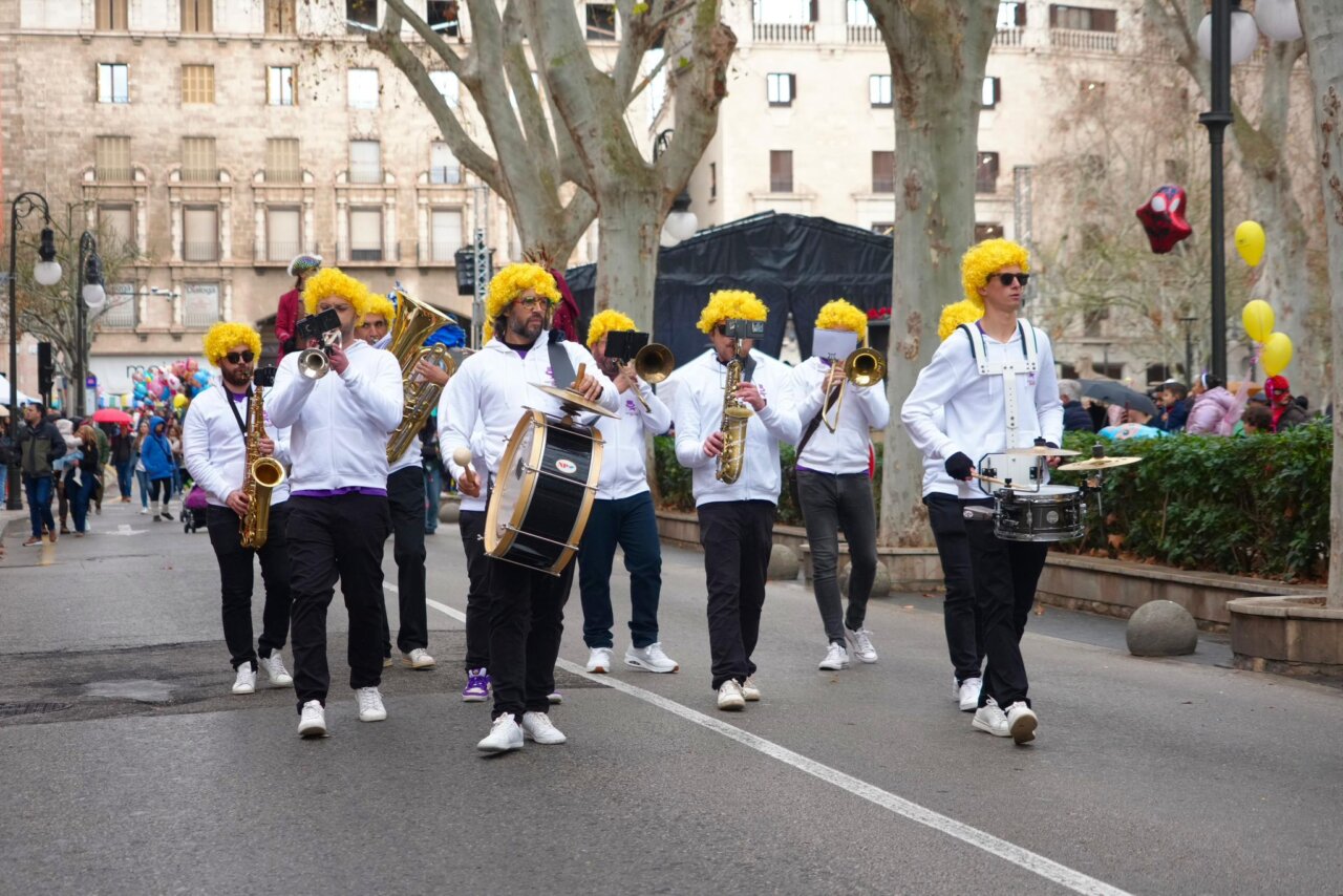 Grupo de m&uacute;sicos con pelucas amarillas en el desfile de carnaval en Palma