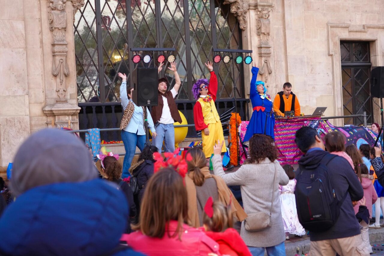 Actuaci&oacute;n en el Carnaval de Palma con disfraces y m&uacute;sica