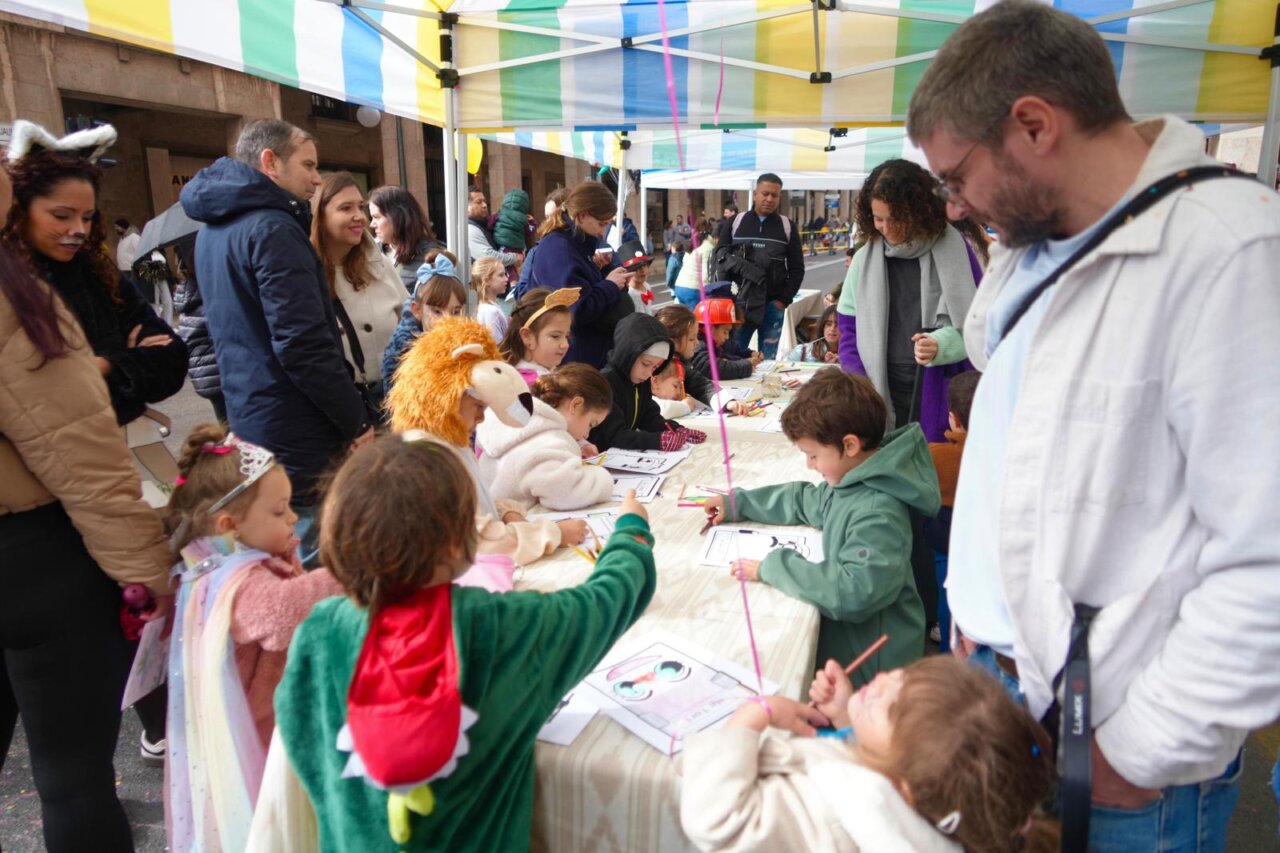 Ni&ntilde;os participando en actividades de carnaval en Palma
