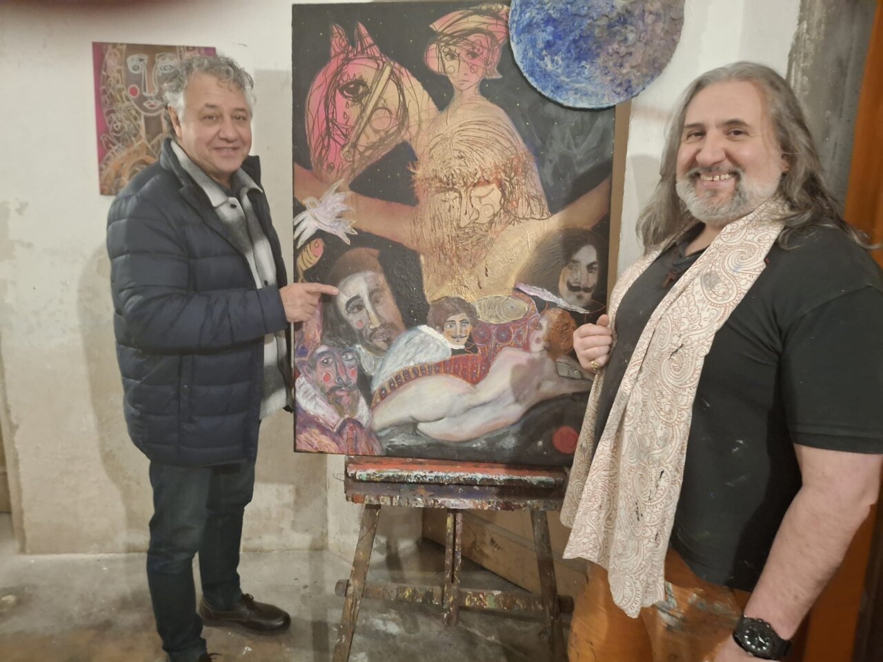 Emanuel Navarro D'Garem mostrando su obra en un estudio art&iacute;stico
