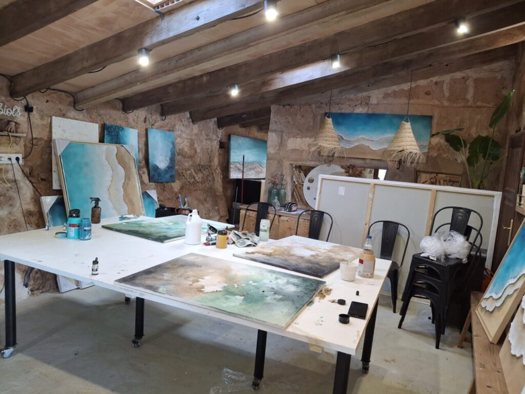 Taller de Victoria Canals con obras de arte y materiales de pintura