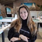 Victoria Canals en su taller rodeada de obras de arte y materiales.