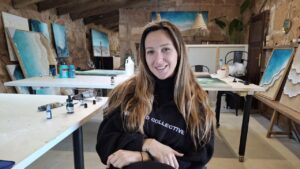 Victoria Canals en su taller rodeada de obras de arte y materiales.