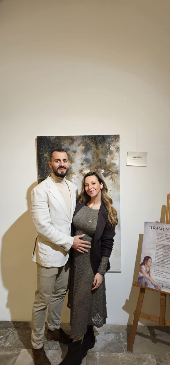 Victoria Canals y su marido en la exposición de arte