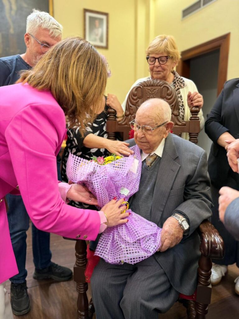 Celebraci&oacute;n del cumplea&ntilde;os de Miquel Iglesias en Alc&uacute;dia con flores.