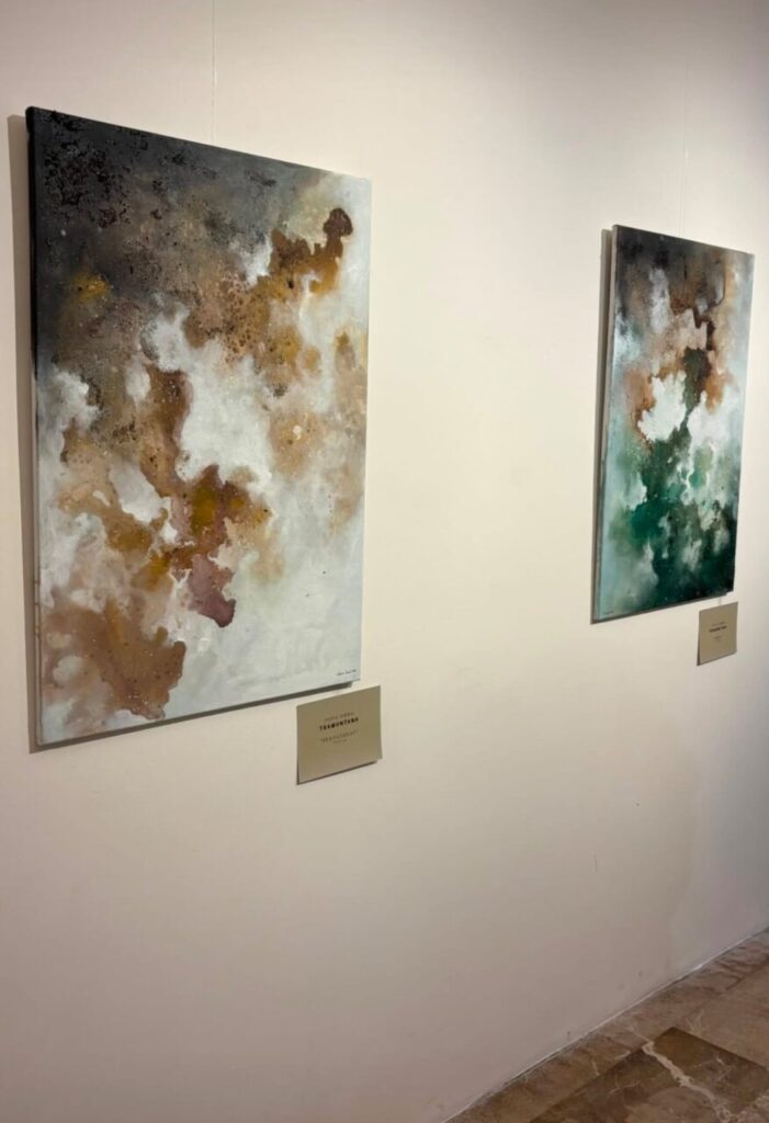 Obras de arte texturizado de Victoria Canals en una exposici&oacute;n